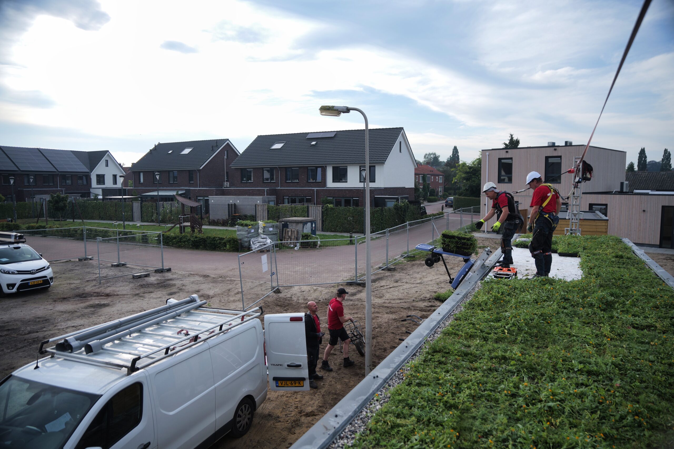 Biodivers groendak leggen met EcoRoof Cassettes op prefab bergingen in Holten